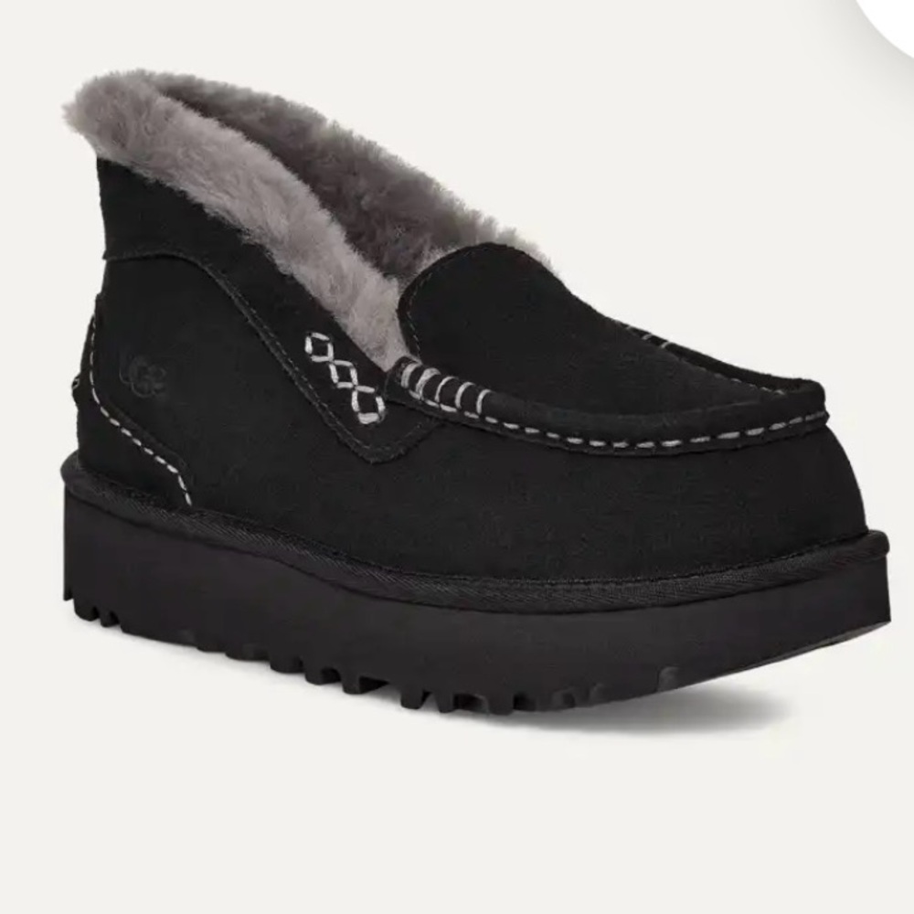 UGG Ansley Parc in Black. Sheepskin lining.